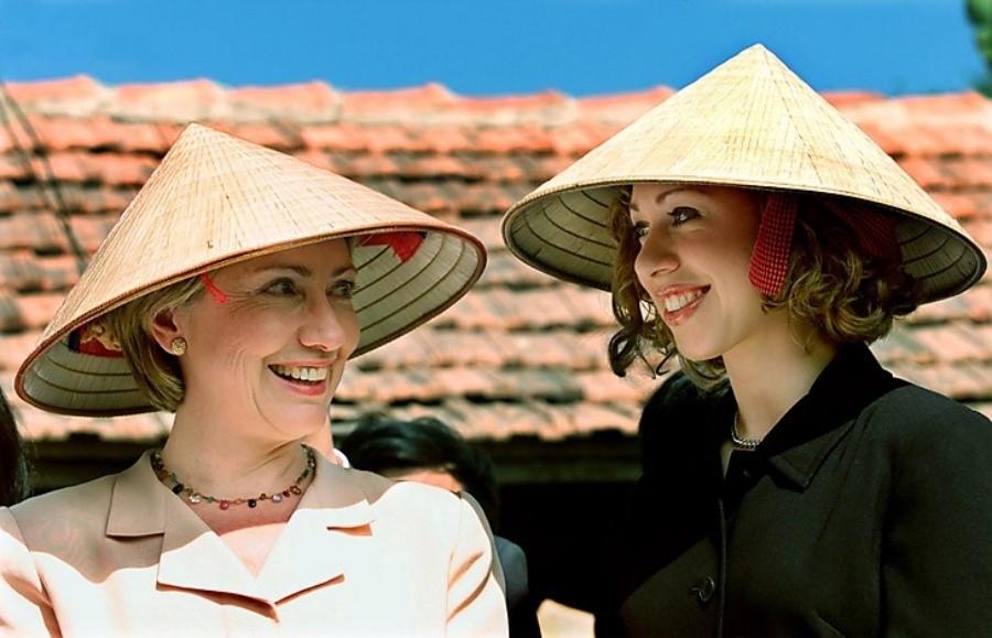 Foreign-customers-buy-Vietnamese-conical-hats
