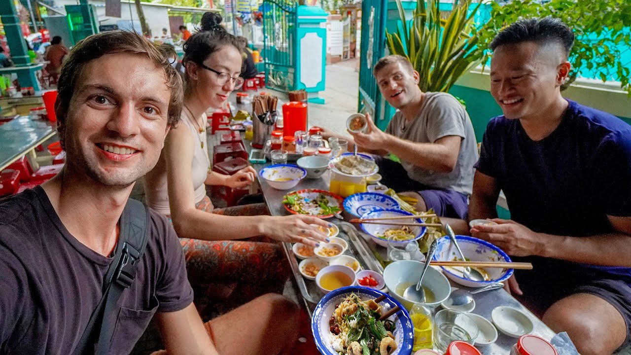 Foreign-visitors-experience-eating-Banh-Beo-Hue