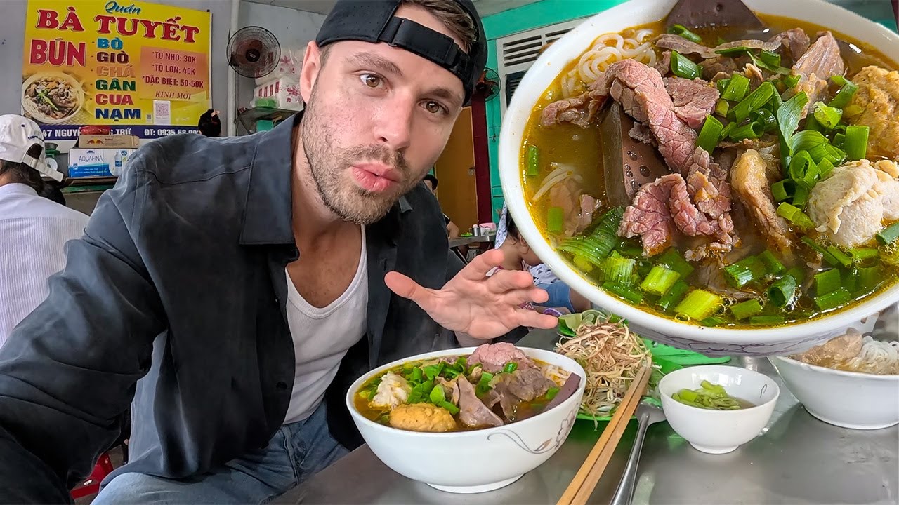 Foreign-visitors-experience-eating-Hue-beef-noodle-soup
